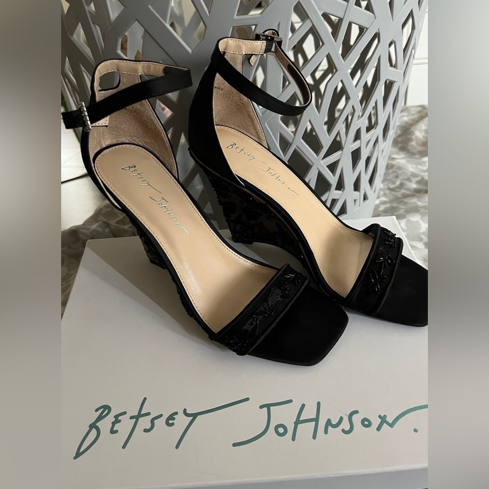 Blue by Betsey Johnson Black Ivan formal wedge heel sandals, Size 7.5